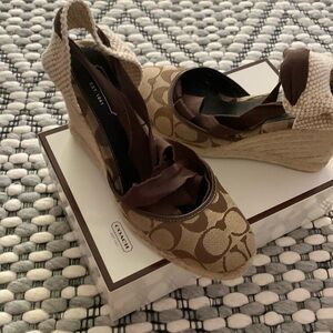 Size 8 coach shoes barely worn like new